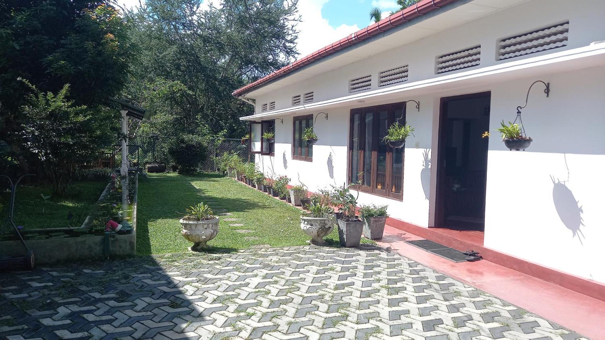 Hotel Mahaweli Shades Kandy Exterior foto