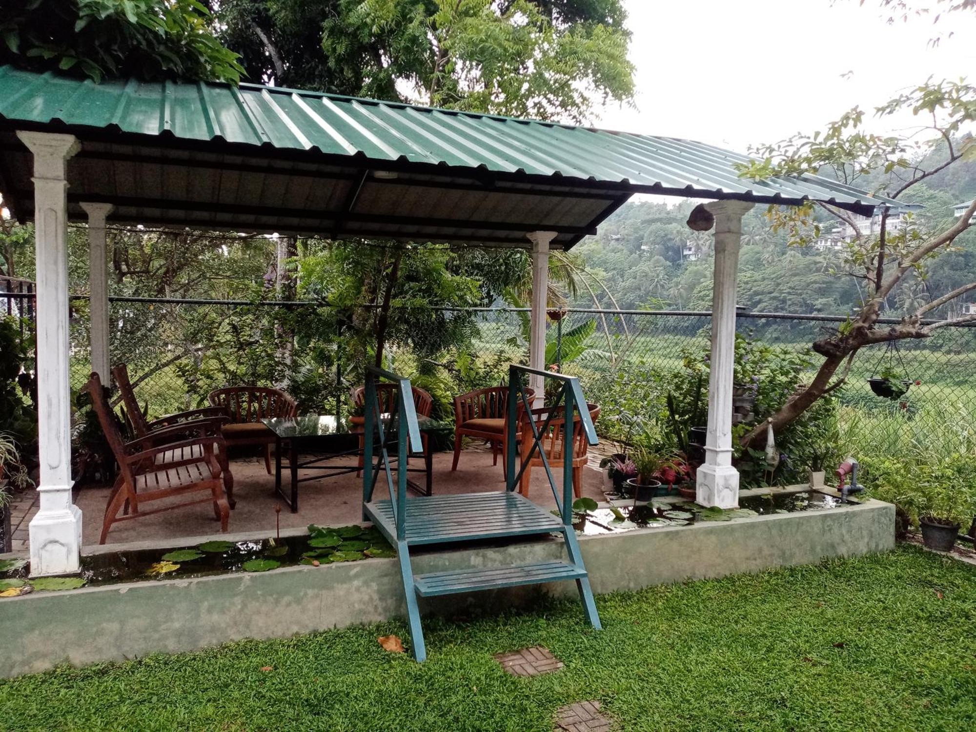 Hotel Mahaweli Shades Kandy Exterior foto